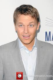 Illustration for article titled Ronan Farrow Live